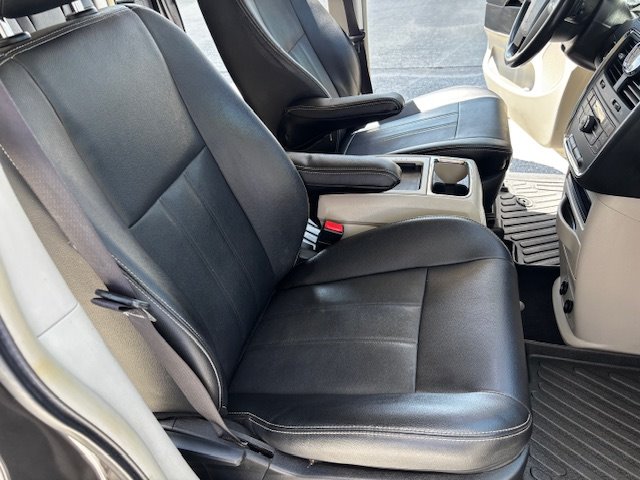2016 Chrysler Town & Country Touring - Photo 11