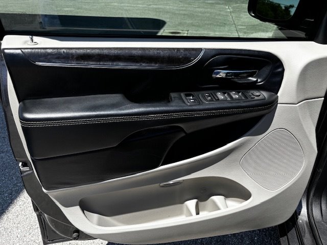 2016 Chrysler Town & Country Touring - Photo 6