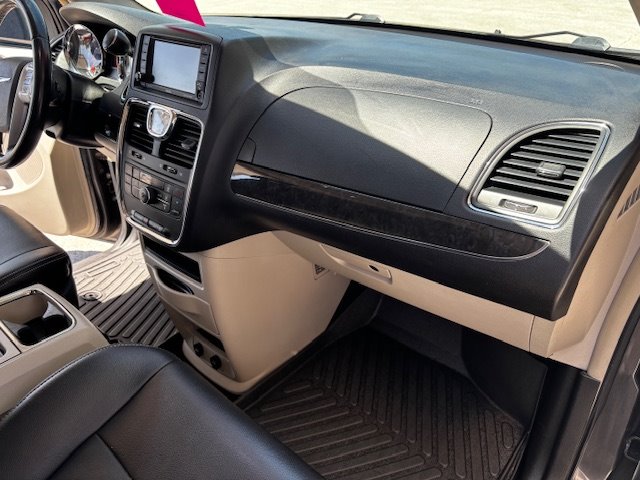 2016 Chrysler Town & Country Touring - Photo 9