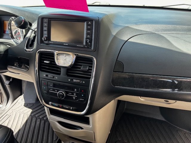 2016 Chrysler Town & Country Touring - Photo 10