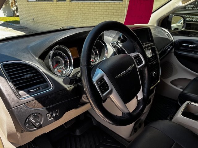 2016 Chrysler Town & Country Touring - Photo 8