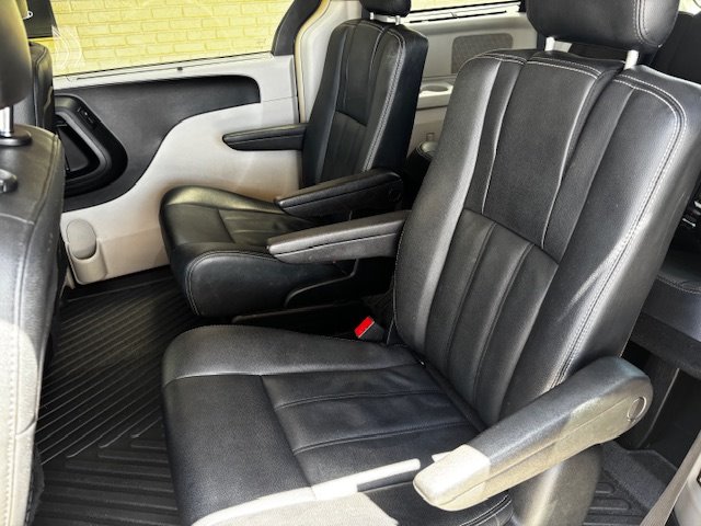2016 Chrysler Town & Country Touring - Photo 12